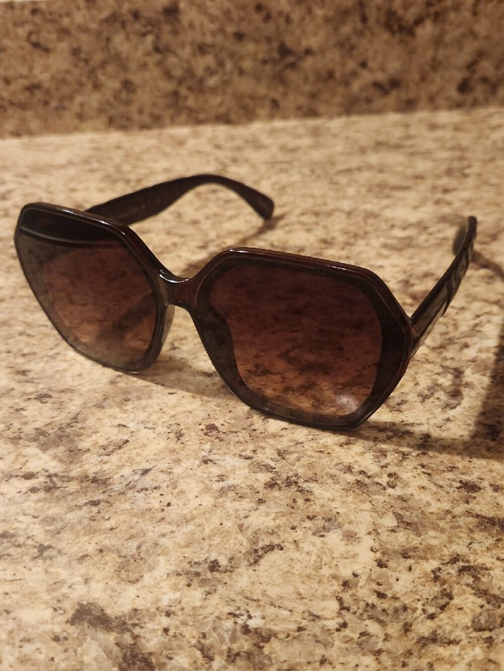 Women’s Oversized Brown Sunglasses - Picture 6 of 6